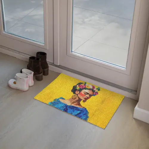 Frida Kahlo - Vrouw - Geel - Blauw - Bloemen Deurmat klein -sfeer3
