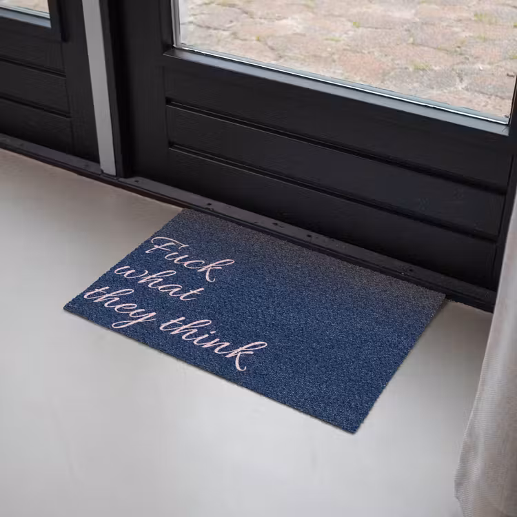 Fuck what they think - Blauw - Cursief Deurmat klein -sfeer2