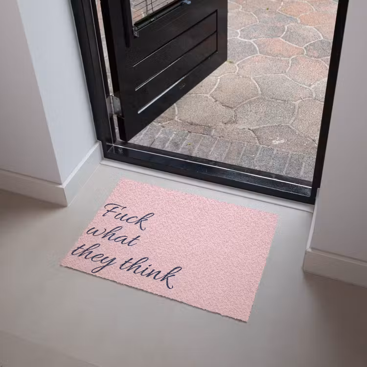 Fuck what they think - Roze - Minimalistisch Deurmat klein -sfeer5
