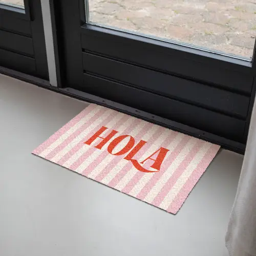 Hola - Quote - Strepen - Pastel - Roze - Rood - Wit Deurmat klein -sfeer2