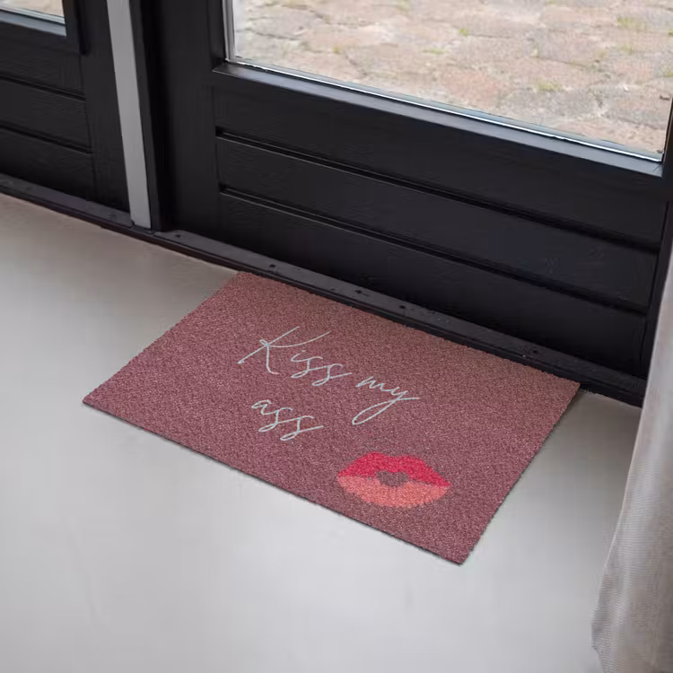 Kiss my ass - Lip - Bordeaux Deurmat klein -sfeer2