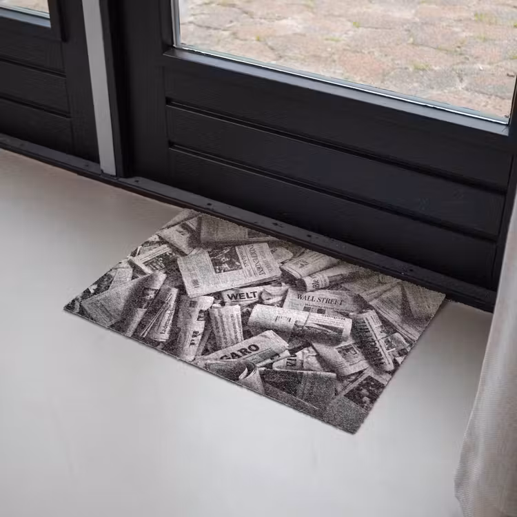 Krant - Stapel - Nieuws - Zwart-wit Deurmat klein -sfeer2