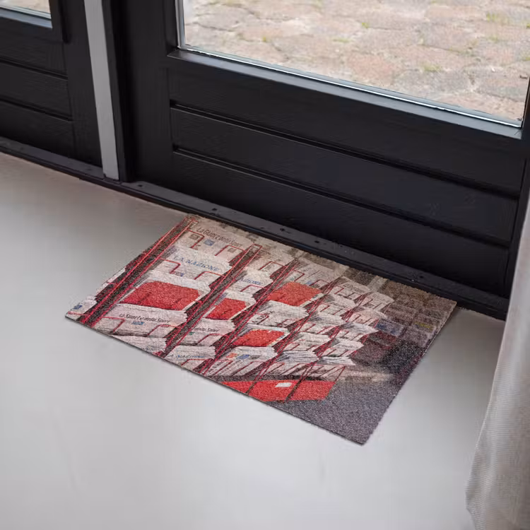 Kranten - Rek - Stedelijk - Dagelijks leven - Rood Deurmat klein -sfeer2