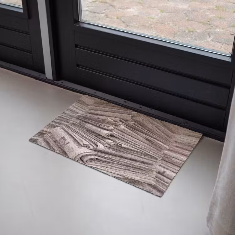 Kranten - Stapel - Nieuws - Vintage - Beige Deurmat klein -sfeer2
