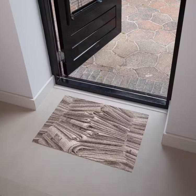 Kranten - Stapel - Nieuws - Vintage - Beige Deurmat klein -sfeer5