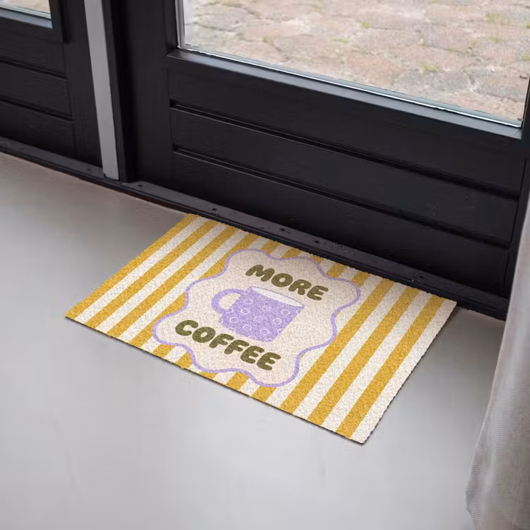 More coffee - Geel - Paars - Strepen - Mok Deurmat klein -sfeer2