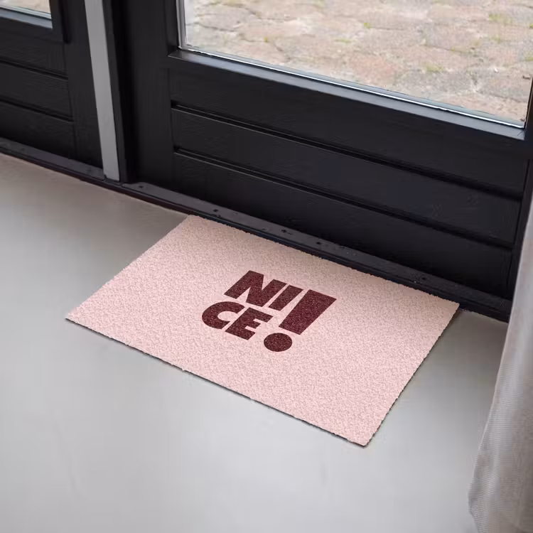 Nice - Uitroepteken - Roze Deurmat klein -sfeer2