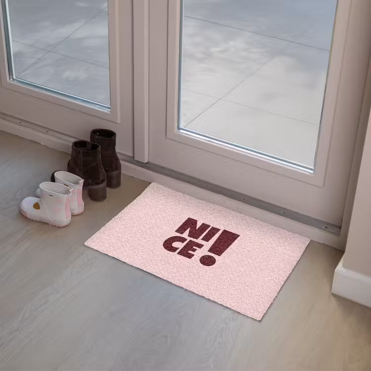 Nice - Uitroepteken - Roze Deurmat klein -sfeer3