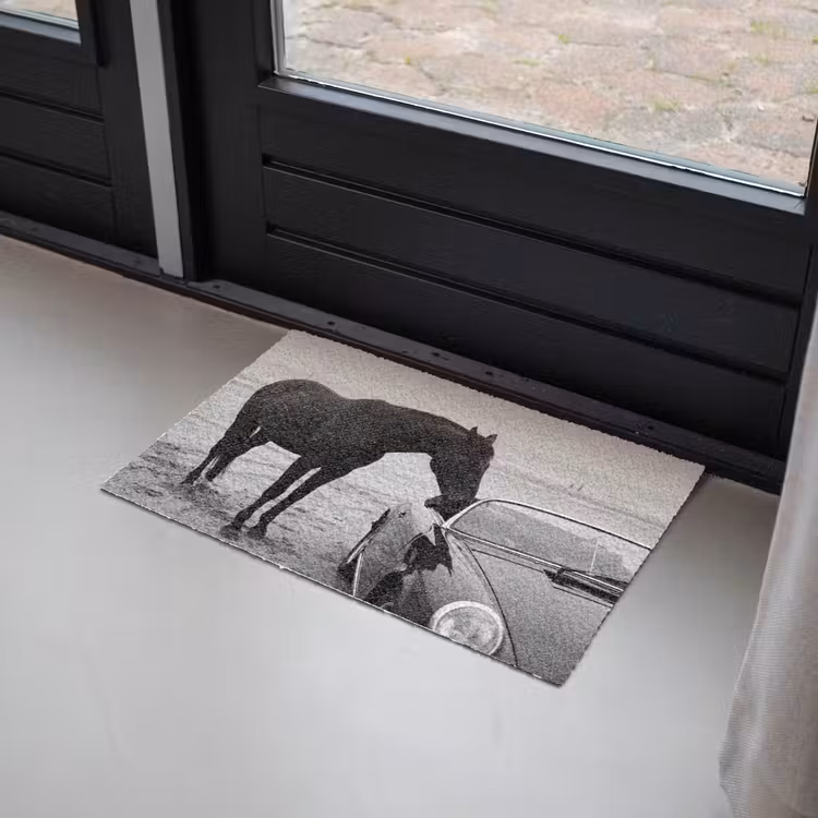 Paard - Auto - Zwart - Wit Deurmat klein -sfeer2