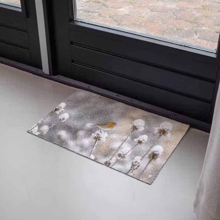Roodborstje - Gedroogde bloem - Sneeuw - Winter - Vertederend Deurmat klein -sfeer2