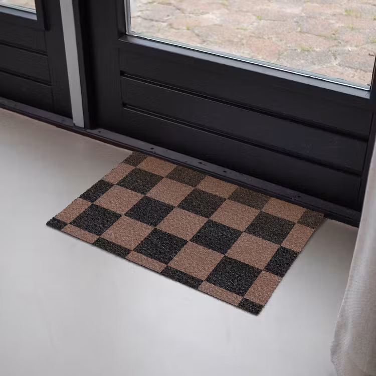 Schaakbord print - Bruin - Zwart - Blokjes Deurmat klein -sfeer2
