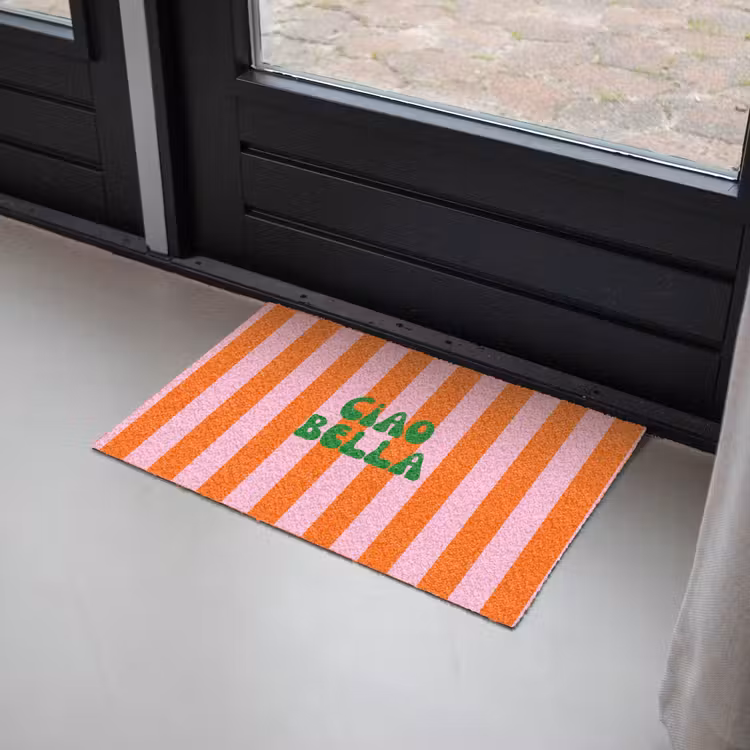 Strepen - Oranje - Verticaal - Ciao bella Deurmat klein -sfeer2