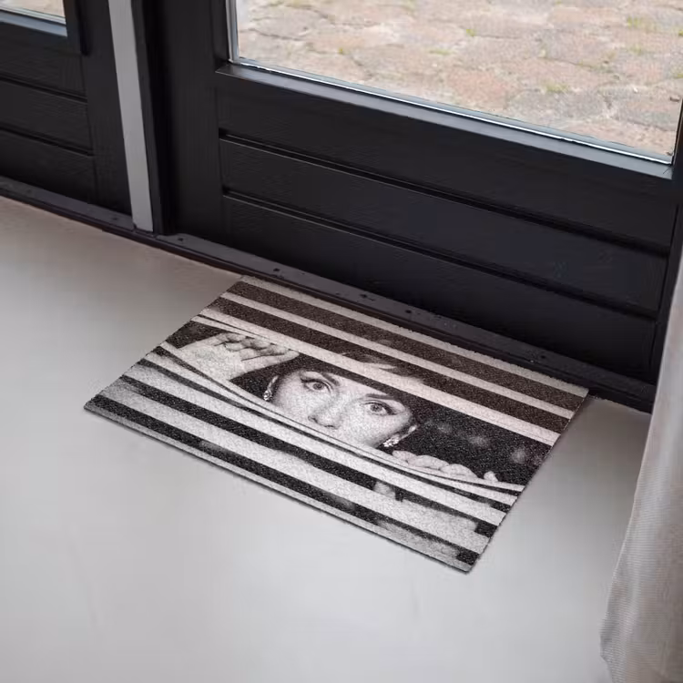 Vrouw - Jaloezieën - Portret - Zwart-wit Deurmat klein -sfeer2