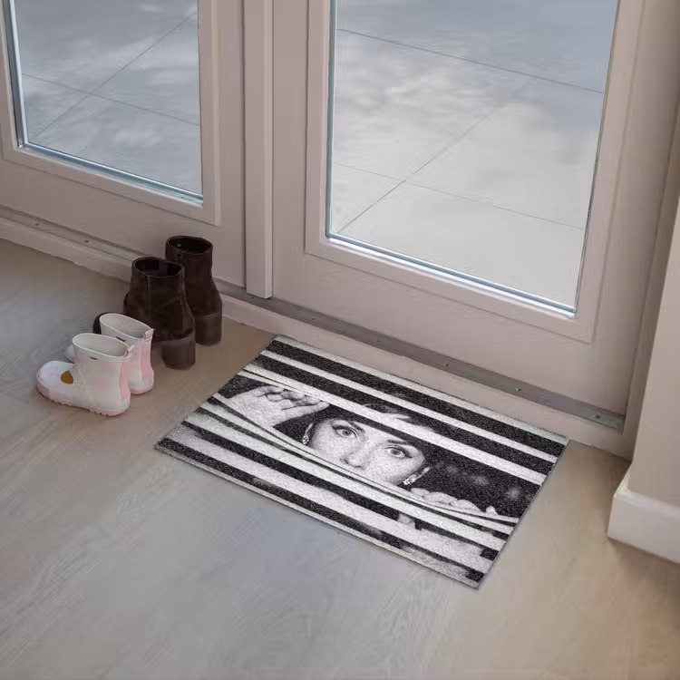 Vrouw - Jaloezieën - Portret - Zwart-wit Deurmat klein -sfeer3