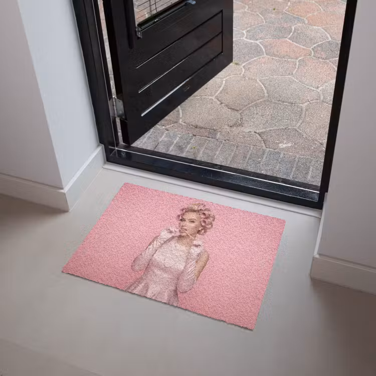 Vrouw - Roze - Parelketting - Krulspelden Deurmat klein -sfeer5