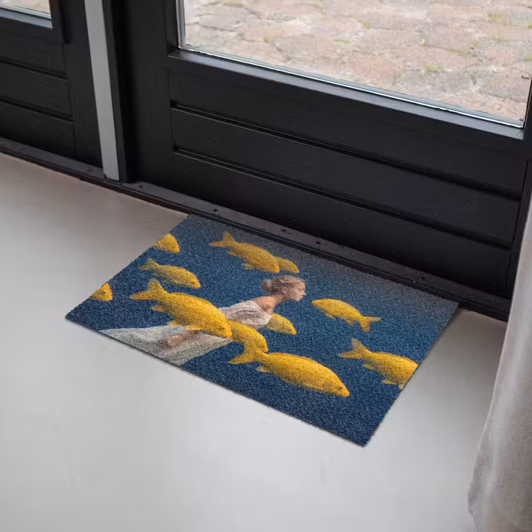 Vrouw - Vis - Water - Natuur - Geel Deurmat klein -sfeer2
