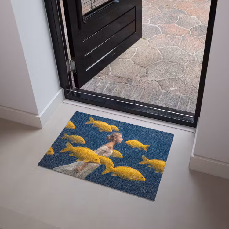 Vrouw - Vis - Water - Natuur - Geel Deurmat klein -sfeer5
