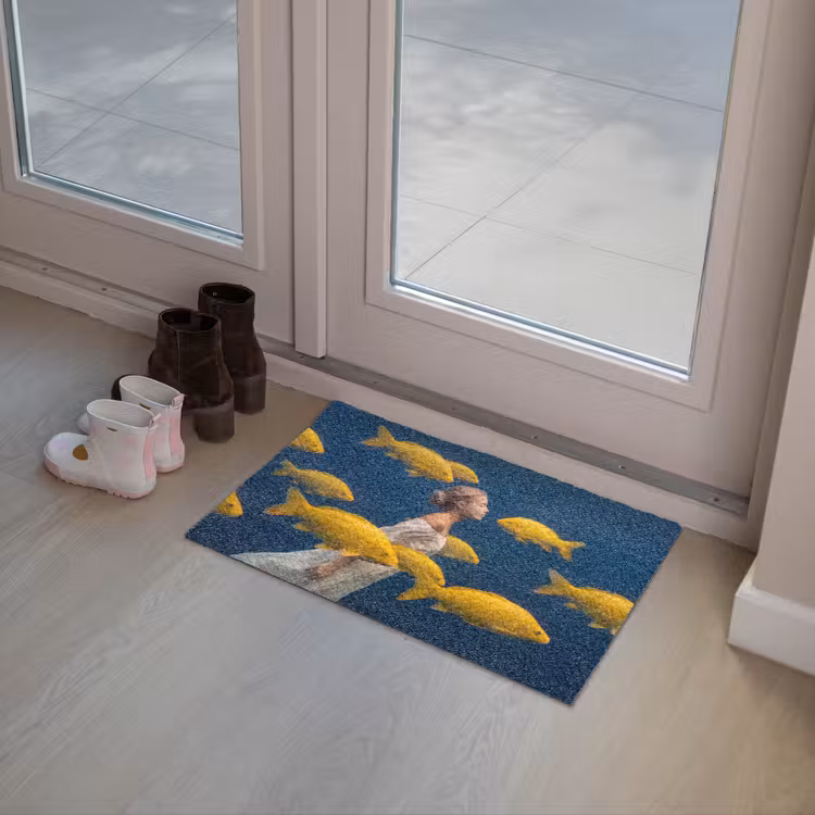 Vrouw - Vis - Water - Natuur - Geel Deurmat klein -sfeer3