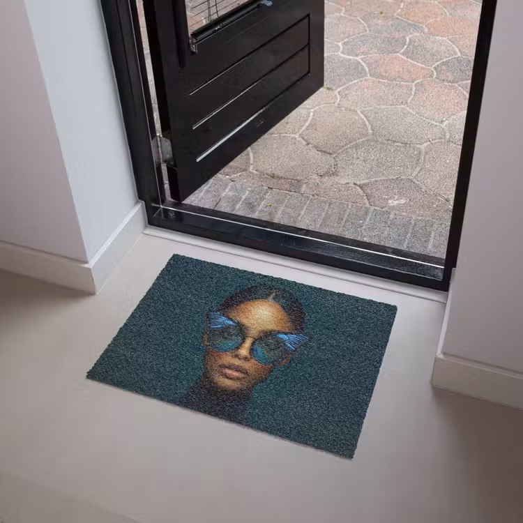 Vrouw - Vlinder - Bril - Blauw - Modern - Portret Deurmat klein -sfeer5