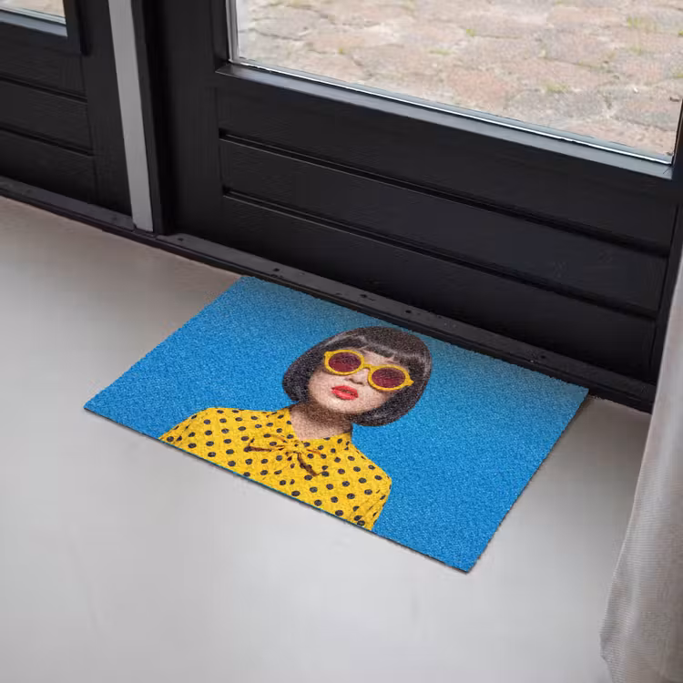 Vrouw - Zonnebril - Pop Art - Portret - Geel Deurmat klein -sfeer2