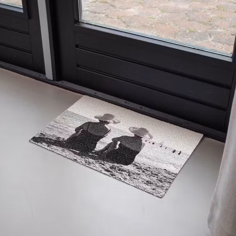 Vrouwen - Zonnehoed - Strand - Zwart - Wit Deurmat klein -sfeer2