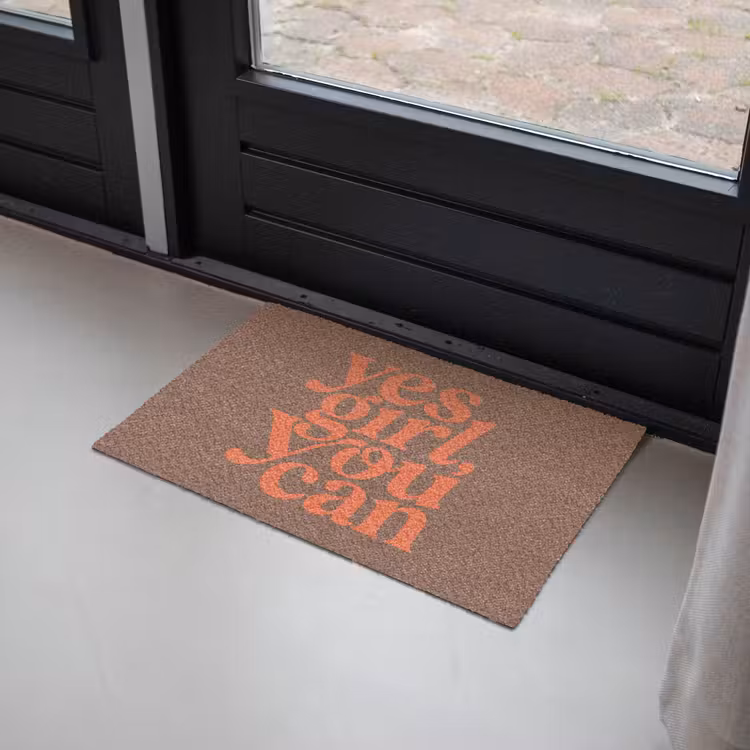 Yes girl you can - Oranje - Bruin Deurmat klein -sfeer2