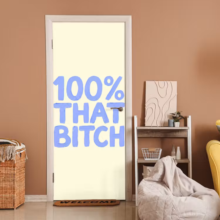 100% that bitch - Blauw - Wit deurposter klein -sfeer1