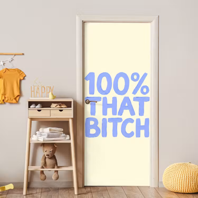 100% that bitch - Blauw - Wit deurposter klein -sfeer4