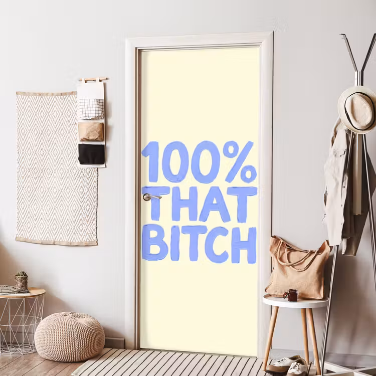 100% that bitch - Blauw - Wit deurposter klein -sfeer6