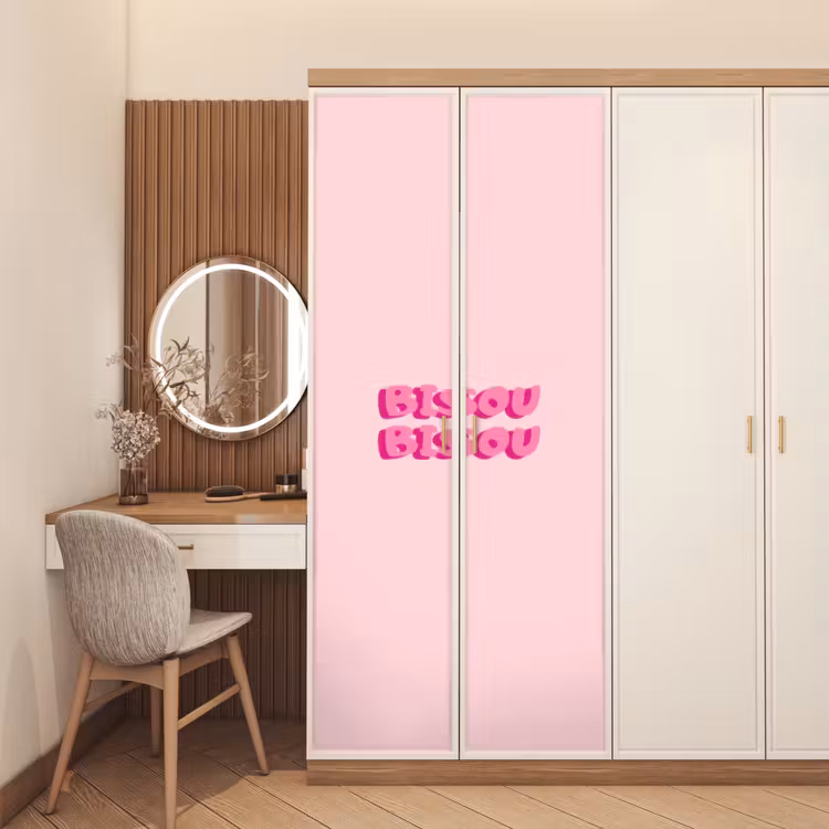 Bisou - Roze - Dikke letters deurposter klein -sfeer3