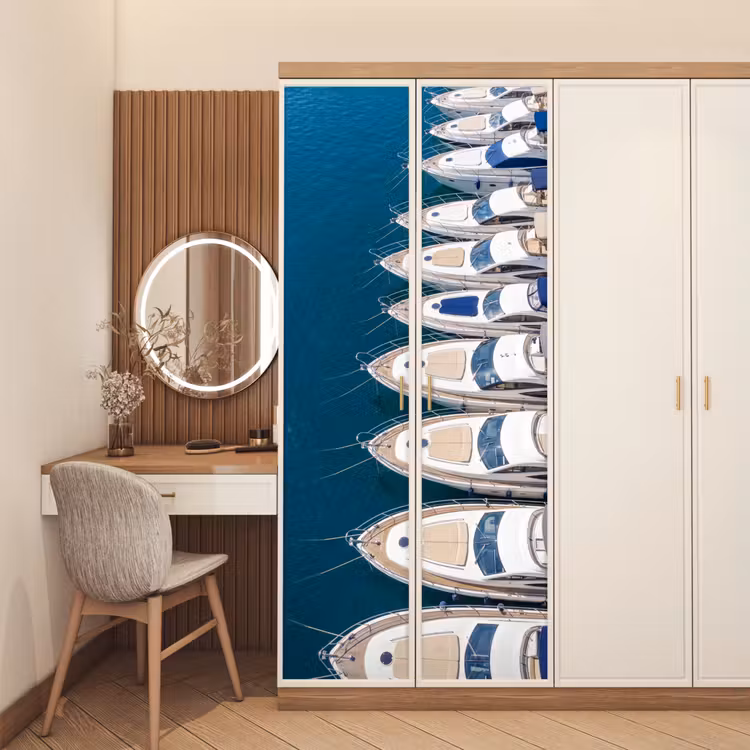 Boot - Jachthaven - Water - Zomer - Blauw deurposter klein -sfeer3