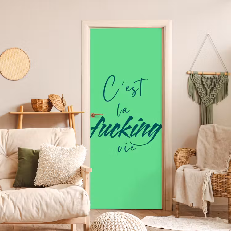 c'est la fucking vie - Groen - Penseelstijl deurposter klein -sfeer2
