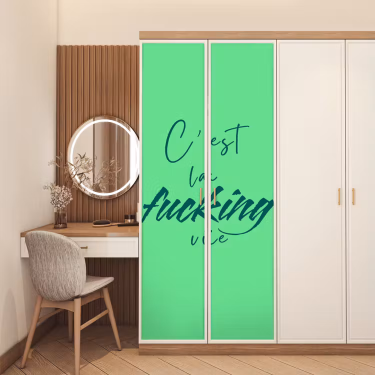 c'est la fucking vie - Groen - Penseelstijl deurposter klein -sfeer3