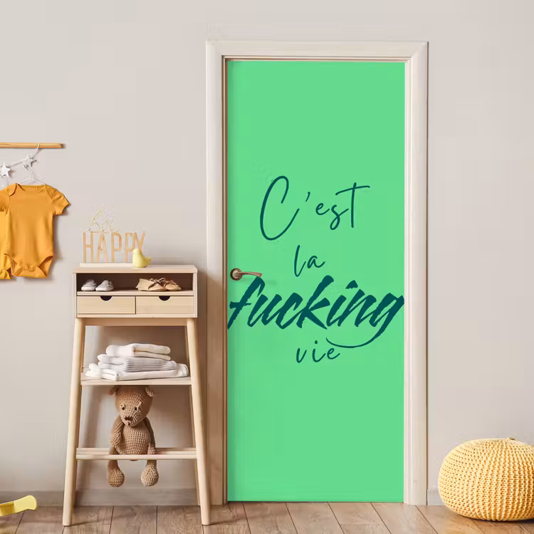 c'est la fucking vie - Groen - Penseelstijl deurposter klein -sfeer4
