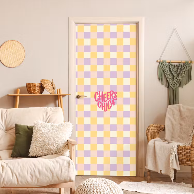 Cheers Chica - Ruitjes - Lila - Geel deurposter klein -sfeer2
