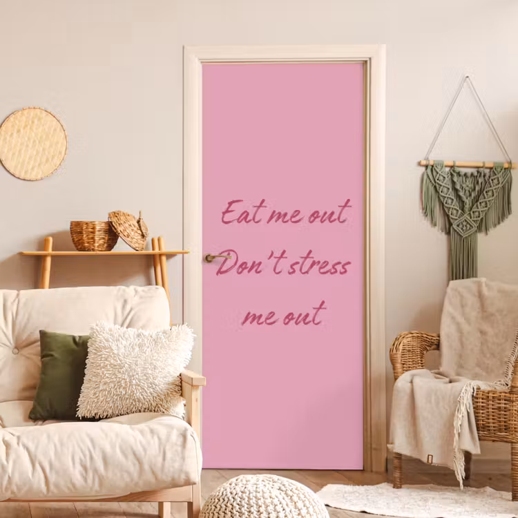 Eat me out don't stress me out - Roze - Handgeschreven deurposter klein -sfeer2