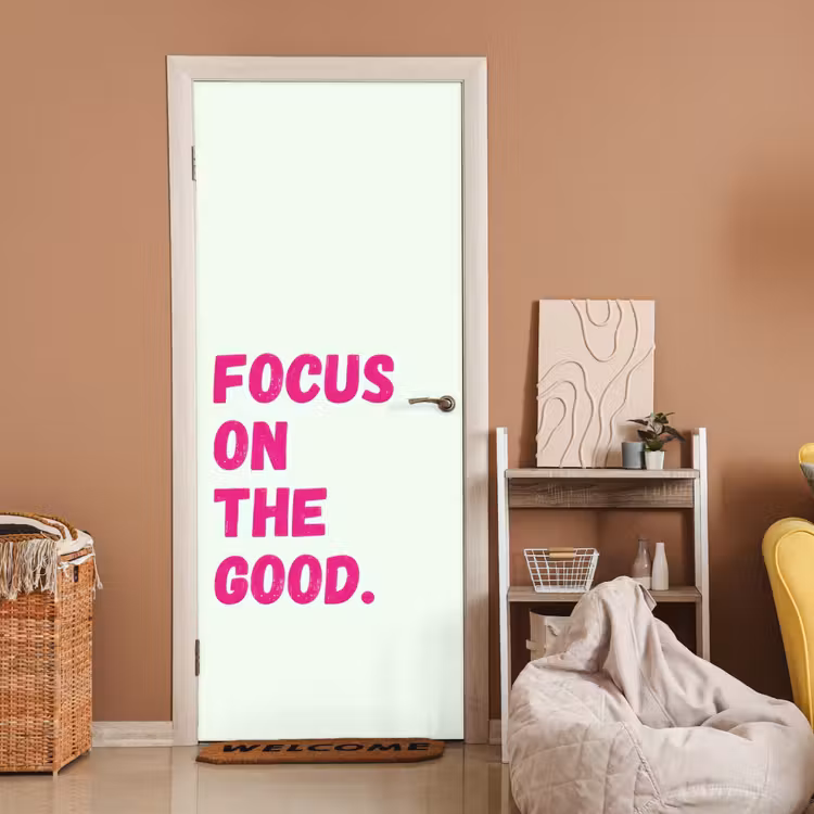 Focus on the good - Beige - Roze deurposter klein -sfeer1