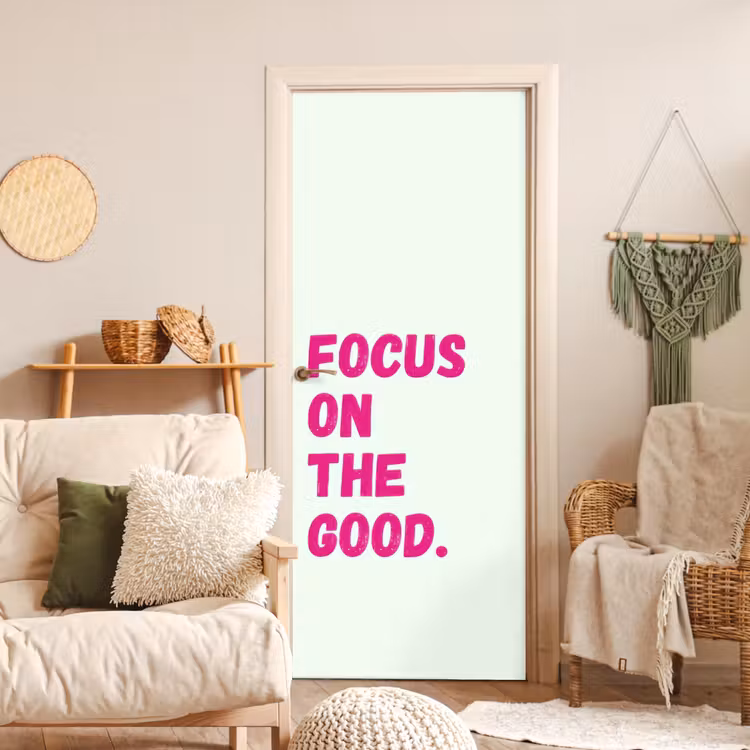 Focus on the good - Beige - Roze deurposter klein -sfeer2