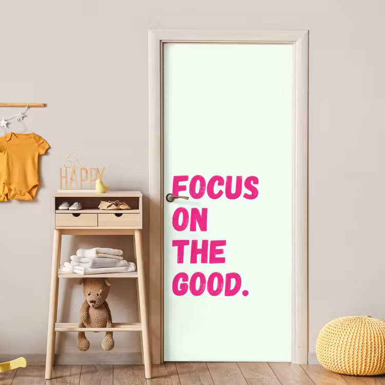 Focus on the good - Beige - Roze deurposter klein -sfeer4