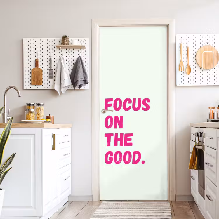 Focus on the good - Beige - Roze deurposter klein -sfeer5