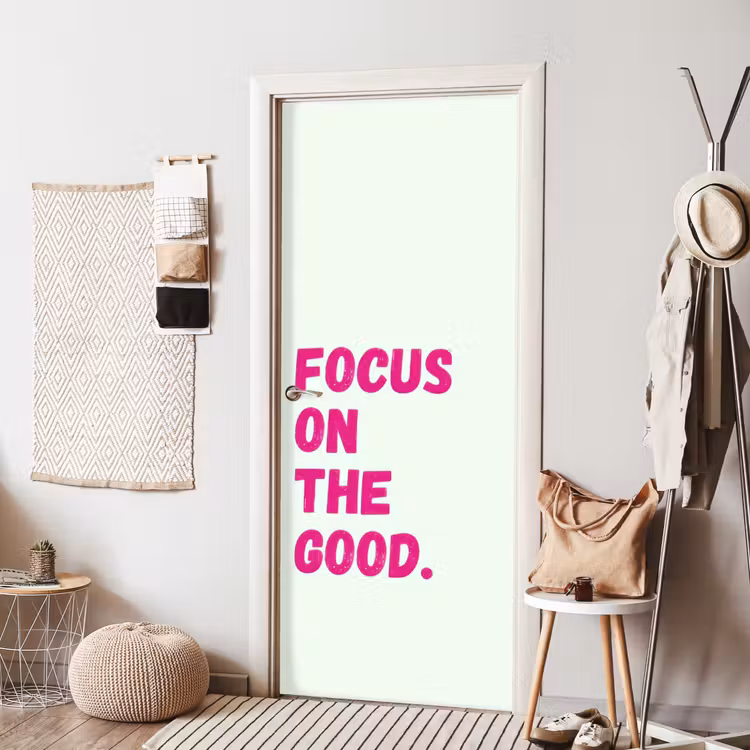 Focus on the good - Beige - Roze deurposter klein -sfeer6