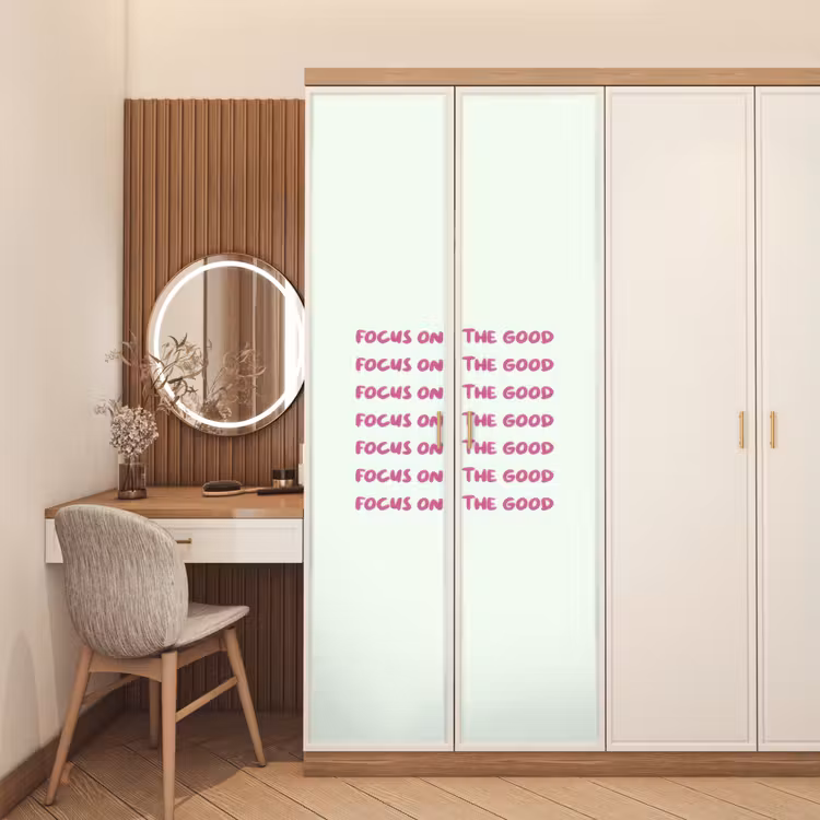 Focus on the good - Roze deurposter klein -sfeer3