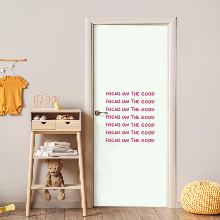 Focus on the good - Roze deurposter klein -sfeer4