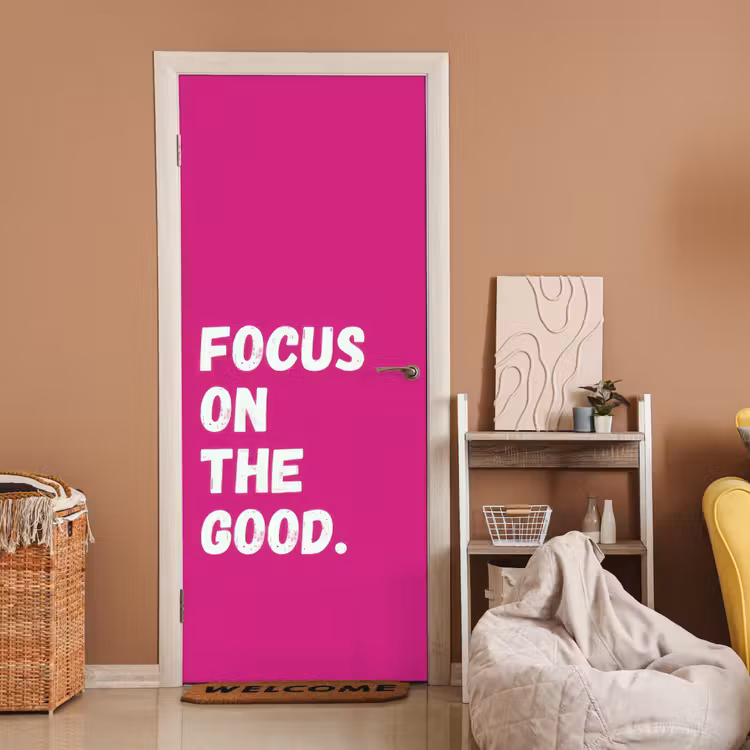 Focus on the good - Roze - Simple deurposter klein -sfeer1