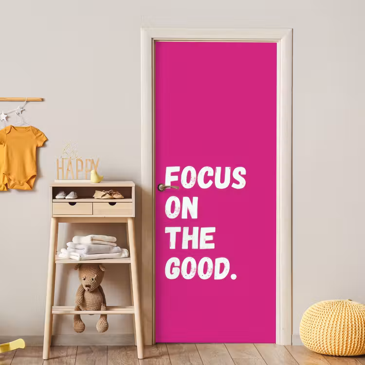 Focus on the good - Roze - Simple deurposter klein -sfeer4