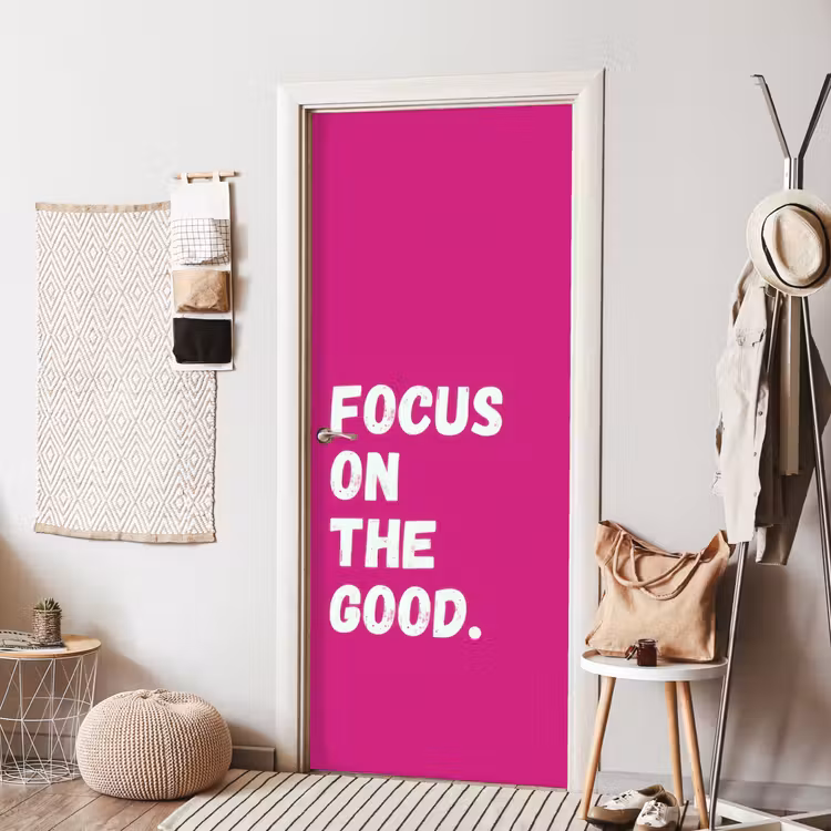 Focus on the good - Roze - Simple deurposter klein -sfeer6