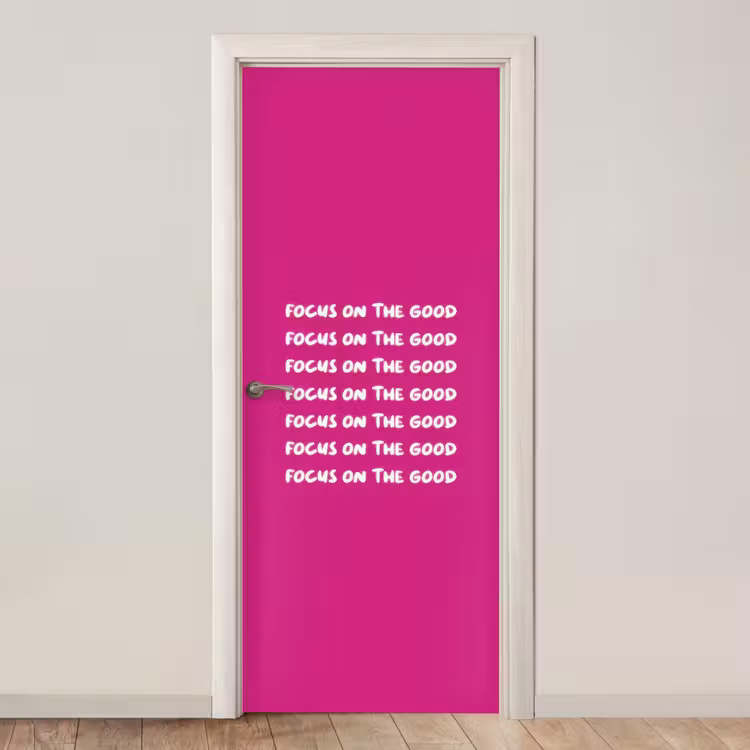Focus on the good - Roze - wit deurposter klein -3d_beige