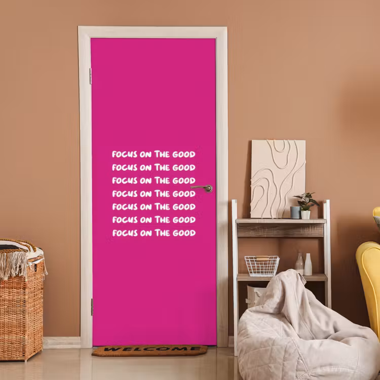 Focus on the good - Roze - wit deurposter klein -sfeer1