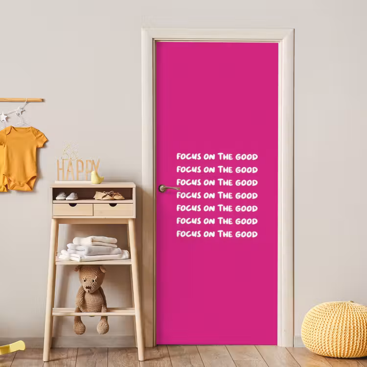 Focus on the good - Roze - wit deurposter klein -sfeer4