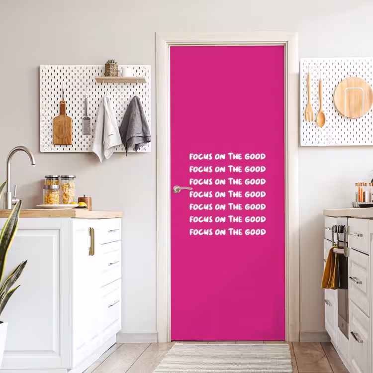 Focus on the good - Roze - wit deurposter klein -sfeer5